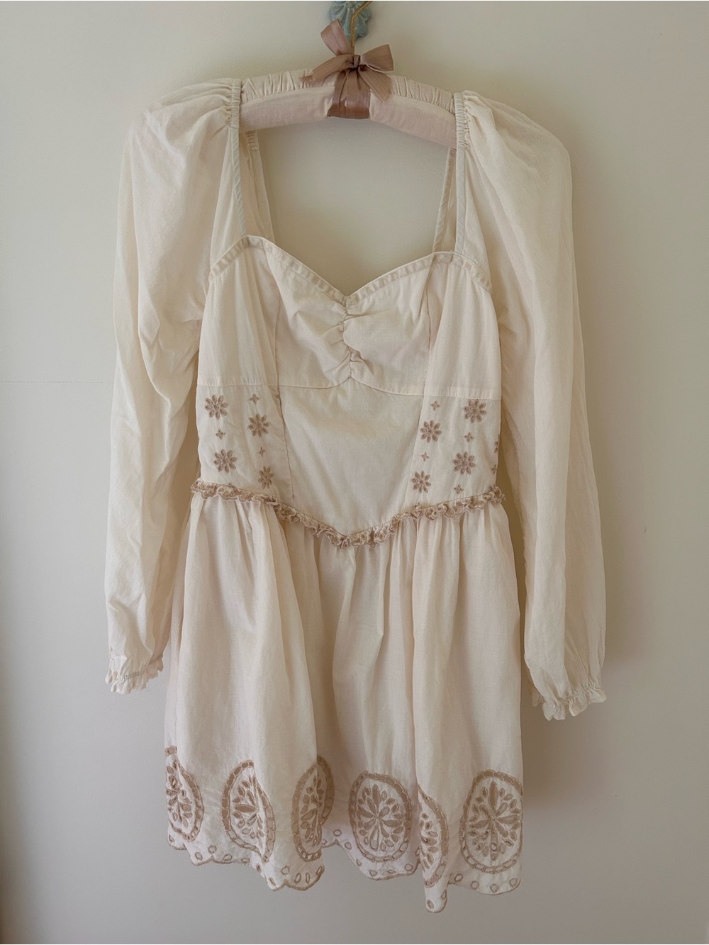 American Eagle Cream Eyelet Mini Dress 
Size: XS
EUC (No Flaws)
